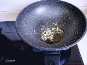 起油锅，加入切碎的炒香。