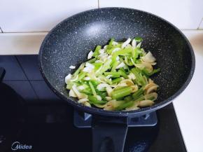 加入焯水的西芹与百合，中小火快速翻炒2分钟。