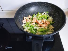 加入煸炒过的虾仁，翻炒均匀。