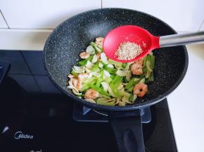 在加入调味料，调味出锅。