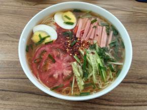 最后放入冷面配套的辣椒油，食用的时候再搅拌均匀即可。