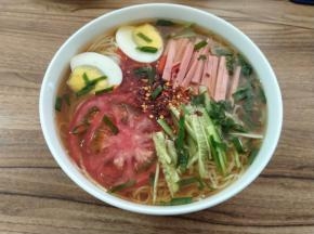 最后放入冷面配套的辣椒油，食用的时候再搅拌均匀即可。