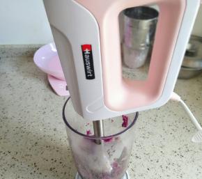 蒸熟的紫薯放入料理杯内，加入炼乳，用料理棒搅成泥