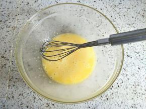 鸡蛋加入糖粉和玉米油搅拌均匀