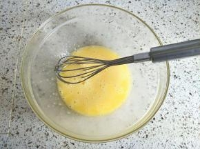 鸡蛋加入糖粉和玉米油搅拌均匀