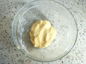 筛入粉类拌成团