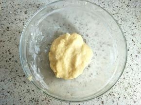 筛入粉类拌成团