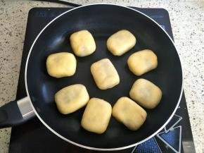 放入不粘锅小火煎