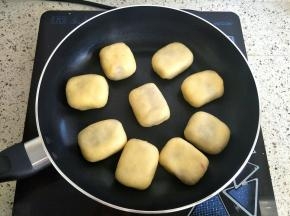 放入不粘锅小火煎