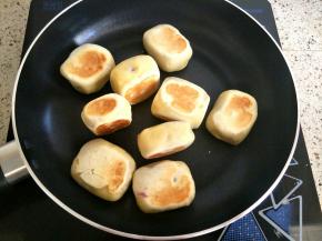 四面煎至焦黄色