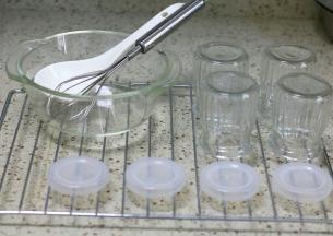 所有用到的容器用开水烫洗消毒，盖子塑料的，用热水烫就好，放晾网上晾干