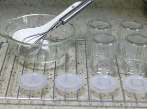 所有用到的容器用开水烫洗消毒，盖子塑料的，用热水烫就好，放晾网上晾干