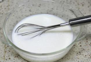 先倒一盒牛奶和白糖搅拌融化，如果糖化不开，可以稍微加热下放凉，倒入菌粉拌匀