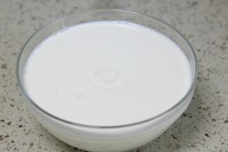 再倒入剩下的牛奶搅拌均匀