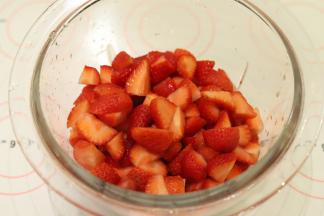 草莓洗净沥干水分，切成小块