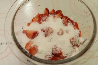 放入所有的细砂糖