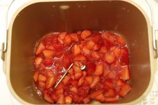 将草莓倒入面包机桶内