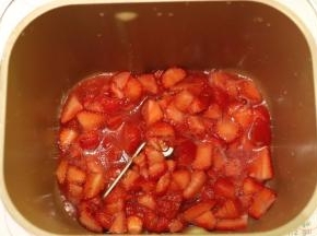 将草莓倒入面包机桶内