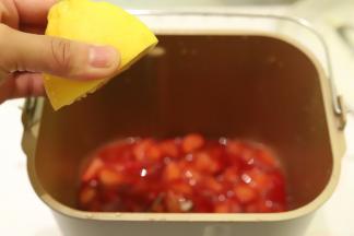 挤入适量的柠檬汁