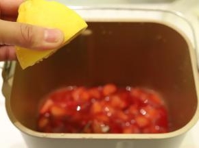 挤入适量的柠檬汁