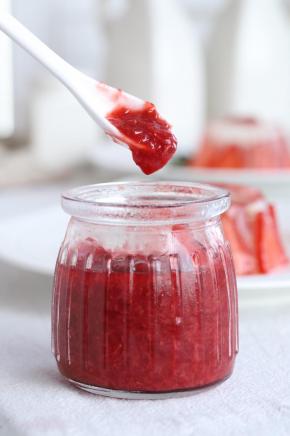 草莓酱和吐司片和配哦！