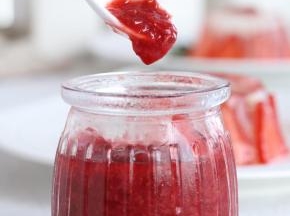 草莓酱和吐司片和配哦！