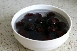 杨梅用盐水浸泡半小时洗净