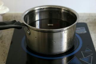 放入汤锅里，加入适量清水没过杨梅