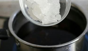 倒入冰糖大火煮开后，转中小火煮15分钟