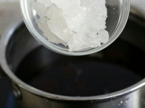 倒入冰糖大火煮开后，转中小火煮15分钟