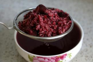 过滤出汤汁，放凉后放入冰箱冷藏