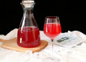 冷藏好的杨梅汁