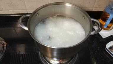 半杯米洗净，用少许油、盐腌二十分钟；蚝干腊鸭肾洗净；煲里放足量水，大火煮沸后放入腌好的大米、蚝干、腊鸭肾大火煮20分钟后转小火45分钟