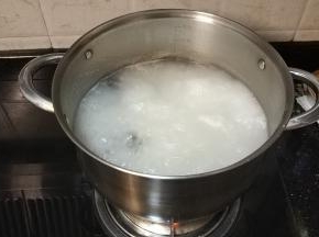 半杯米洗净，用少许油、盐腌二十分钟；蚝干腊鸭肾洗净；煲里放足量水，大火煮沸后放入腌好的大米、蚝干、腊鸭肾大火煮20分钟后转小火45分钟