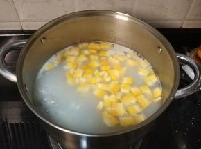 45分钟后小火转大火，倒入南瓜块