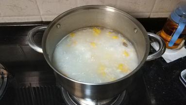 大火又煮一会后再转小火（煲的过程来回大小火，这样煲的粥才绵绸）
