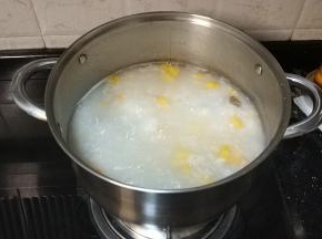 大火又煮一会后再转小火（煲的过程来回大小火，这样煲的粥才绵绸）