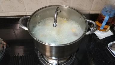 最后大火煮一会就关火，一锅绵绸的粥大功告成