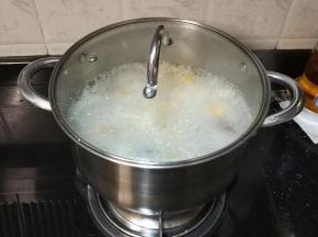 最后大火煮一会就关火，一锅绵绸的粥大功告成