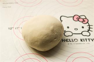 面团材料揉成光滑的面团，醒发一会。