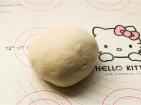 面团材料揉成光滑的面团，醒发一会。