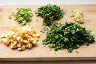 处理一下馅料的食材，我用了玉米、猪肉、韭菜。选择自己喜欢的蔬菜种类就好。食材处理一下，洗净，韭菜切末，葱姜香菜也切末。