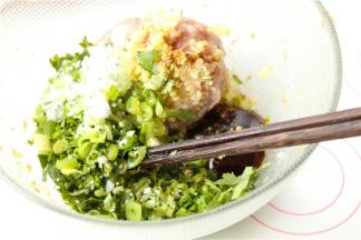 猪肉馅加上所有的调料和葱姜香菜末，搅拌均匀。