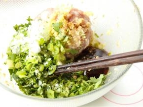 猪肉馅加上所有的调料和葱姜香菜末，搅拌均匀。