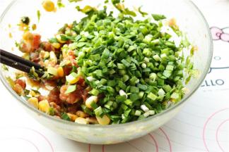 把韭菜末放上去，等到包的时候再拌匀，防止韭菜出水。