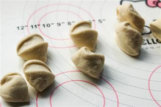 醒发好的面团搓成长条，再切成饺子大小的面剂子。