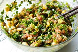 这时把猪肉玉米馅搅拌均匀。