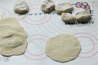 面剂子按扁，擀成大小均匀的饺子皮状。全部都擀好。