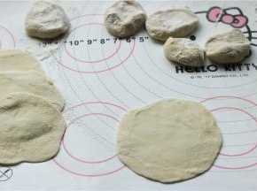 面剂子按扁，擀成大小均匀的饺子皮状。全部都擀好。