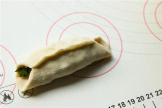 捏起来，两端不封口，我感觉这样的开口锅贴更好吃。